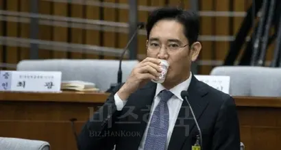 이재용 부회장이 지난 12월 6일 국회 국정조사 특별위원회 청문회에 출석해 물을 마시고 있다. 사진=사진공동취재단