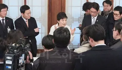 새해 첫날인 지난 1일 박근혜 대통령이 청와대 상춘재에서 출입기자단과 신년인사회를 갖고 ‘최순실 게이트’와 관련한 각종 의혹을 반박했다. 사진=청와대 제공