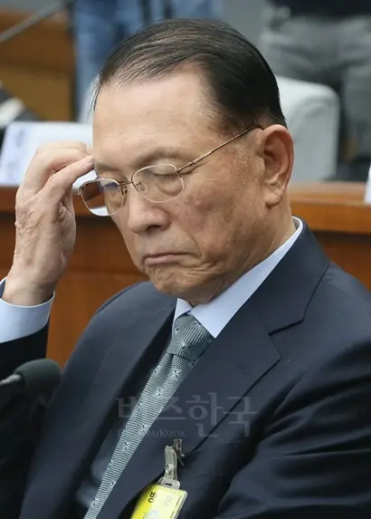 검찰 관계자는 “국민적 분노까지 감안할 때 김기춘 전 실장에 대한 영장 청구 가능성이 높다”고 분석했다. 지난 12월 7일 국회 국정조사특위 청문회에 참석한 김기춘 전 실장. 사진=사진공동취재단