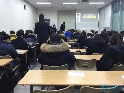 해커스 어학원 제1별관에서 진행된 오픽 오전 10시 수업. 일찍 온다고 왔지만, 결국 맨 뒷자리에 앉았다. 하지만 수업 시작할 때쯤이 되면 강의실에 한 자리도 여유가 없어진다. 사진=이상은 필자