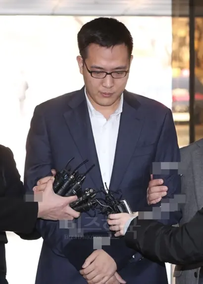 만취한 상태로 술집 종업원을 폭행하고 순찰차를 파손해 구속영장이 청구된 김승연 한화그룹 회장 삼남 김동선 씨가 7일 영장실질심사를 받기 위해 서울 서초구 서울중앙지법으로 들어서고 있다. 사진=연합뉴스