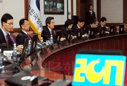 황교안 국무총리(대통령권한대행)가 3일 세종로 정부서울청사에서 열린 새해 첫 국무회의를 주재, 모두발언을 하고 있다. 황 총리는 이 자리에서 4차 산업혁명을 강조했다. 사진=국무총리실 제공