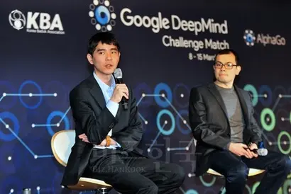 박근혜 정부는 지난해 3월 알파고와 이세돌 대결로 AI에 대한 관심이 높아지자 5월에 지능정보 민관합동자문위원회를 설립하고 9월에는 지능정보사회추진단을 만들었다. 사진=한국기원 제공