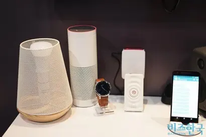 ARM 부스에 전시된 사물인터넷 기기들. 시계부터 아마존 에코, 전구, 스위치 등에 ARM 기반의 컴퓨터가 들어가 있기 때문에 서로 통신하고 제어할 수 있다. 사진=최호섭 제공