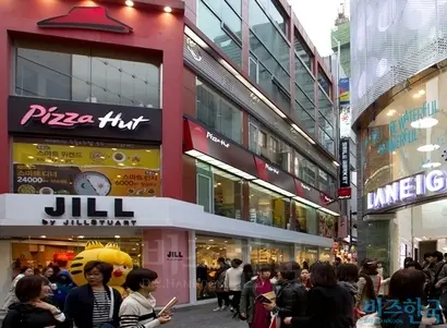 명동에 있는 피자헛 매장 모습. 한국피자헛 본사는 최근 가맹계약서에 기재되지 않은 가맹금 수십억 원을 가맹점주로부터 받은 일로 과징금 5억 2600만 원을 부과받았다. 사진=비즈한국DB