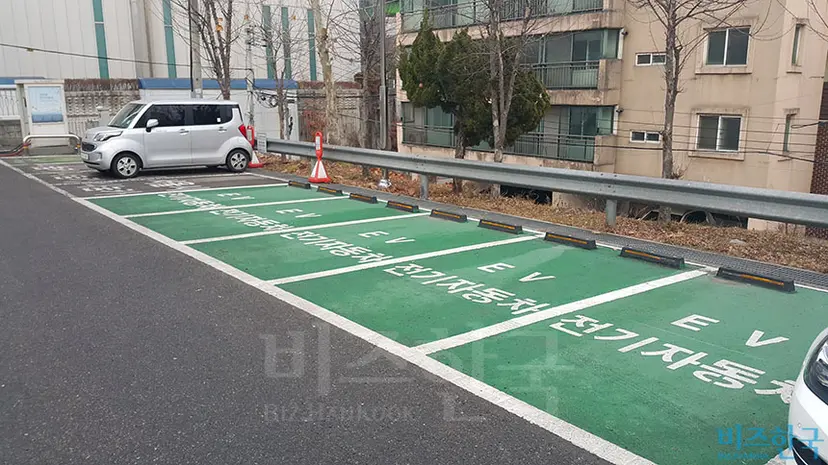 한강진역 공영주차장의 전기차 충전소. 충전기는 1대 뿐이지만, 자리는 6곳이나 배정돼 있었다. 사진=우종국 기자