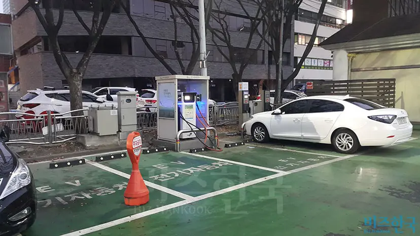 마포유수지 공영주차장의 전기차 충전소. 이곳 역시 관리가 부실함을 한 눈에 알 수 있었다. 사진=우종국 기자