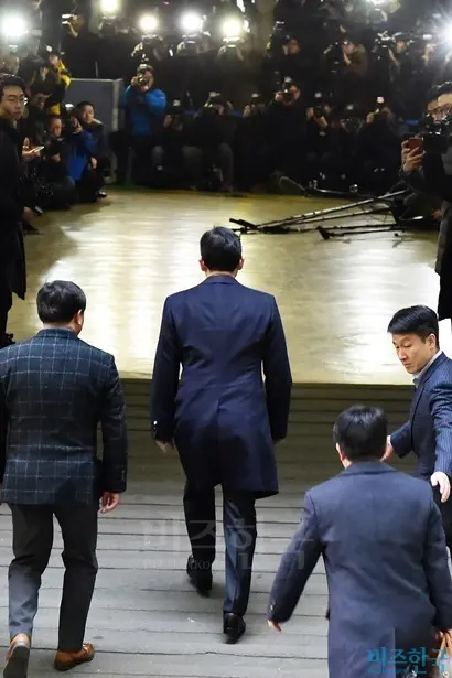 이재용 삼성전자 부회장(가운데 뒷모습)이 지난 12일 오전 피의자 신분으로 서울 강남구 대치동 박영수 특별검사팀 사무실에 출석하고 있다. 사진=최준필 기자