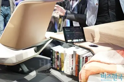 BMW의 미래 콘셉트카 ‘i인사이드 퓨처’ 내부. 자동차라기보다 휴게를 중심으로 하는 거실 공간에 바퀴를 붙인 개념에 가깝다. 사진=최호섭 제공