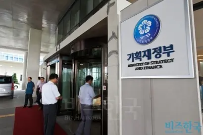 세종시 기획재정부 현관. 사진=비즈한국DB