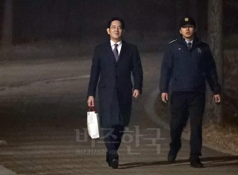 집으로. 430억 원대 뇌물공여와 횡령·위증 등 혐의에 대한 구속영장이 기각된 이재용 삼성전자 부회장이 19일 오전 의왕시 서울구치소 밖으로 걸어 나오고 있다. 사진=연합뉴스