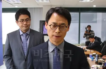 “이재용 삼성전자 부회장의 영장 재청구를 검토하고 있다.” 박영수 특별검사팀 대변인인 이규철 특검보가 20일 오후 서울 대치동 특검사무실에서 열린 정례 브리핑을 마친 뒤 회견장을 떠나고 있다. 사진=연합뉴스