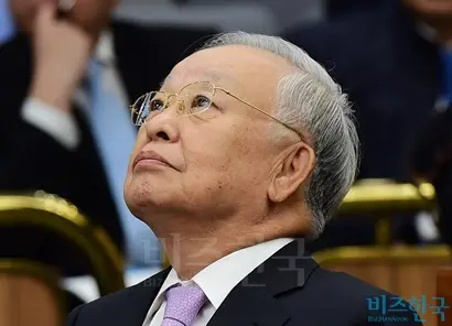 지난 12월 6일 손경식 CJ그룹 회장이 국정조사특위 제1차 청문회에서 의원들의 질의를 듣고 있다. 사진=사진공동취재단