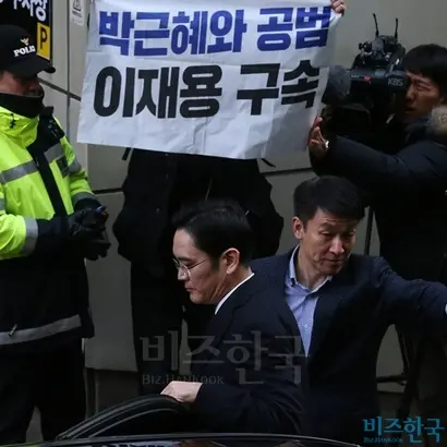이재용 삼성전자 부회장이 지난 12일 오전 피의자 신분으로 서울 강남구 대치동 박영수 특별검사팀 사무실에 출석하고 있다. 사진=최준필 기자