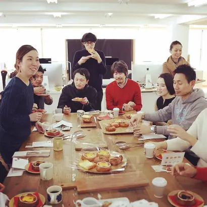 발뮤다 토스터로 만든 토스트를 먹는 사람들. 발뮤다는 제품 자체보다 제품을 사용하는 체험에 방점을 둔다. 사진=발뮤다 페이스북