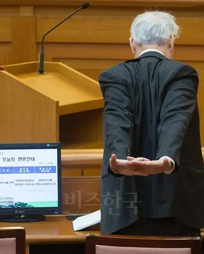 몸부터 풀고. 지난 23일 오전 서울 종로구 헌법재판소에서 열린 박근혜 대통령 탄핵심판 8차 변론기일에 참석한 박 대통령 법률대리인단의 서석구 변호사가 스트레칭을 하고 있다. 사진=사진공동취재단