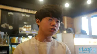 문재인 성대모사를 하고 있는 국범근 씨. 사진=이세윤 디자이너