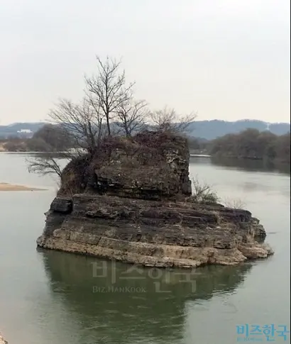 경남 의령의 정암(鼎巖)에는 반경 30리에서 세 명의 큰 부자가 난다는 전설이 있다. 삼성 이병철, LG 구인회, 효성 조홍제 회장이 모두 이 곳 출신이다. 사진=신석우 제공