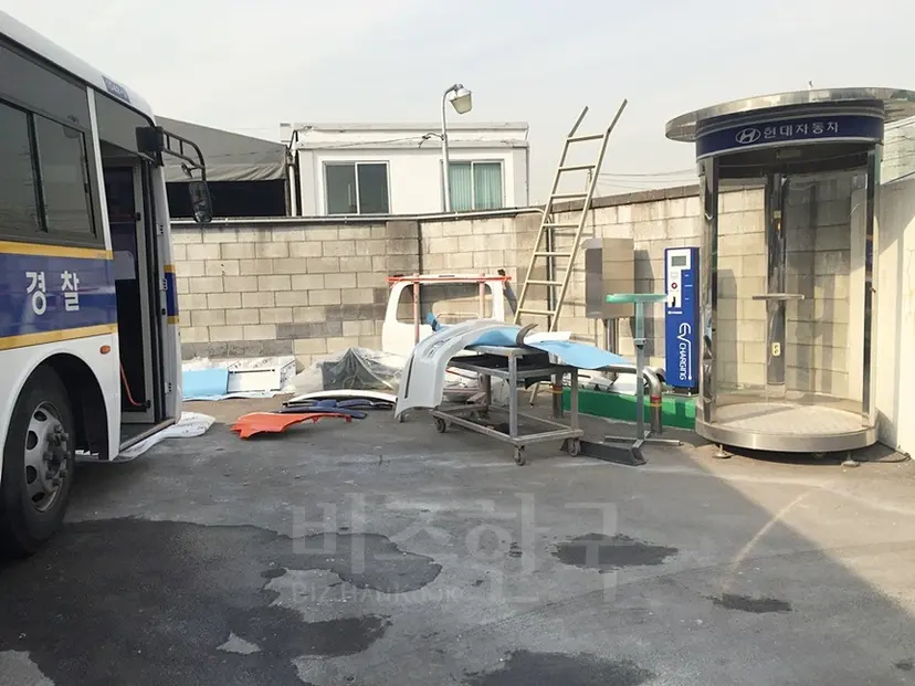 영등포구의 현대자동차 블루핸즈 롯데칠성음료신협학원 분점의 충전기는 입구에 놓인 빈 부스와 수리 중인 경찰버스에 가려져 있었다. 사진=박혜리 기자