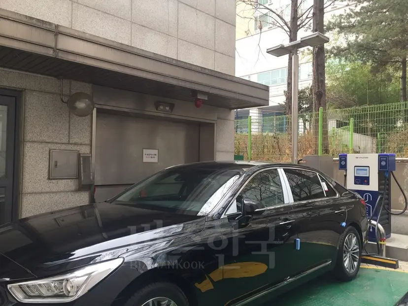 충전하고 있지 않은 승용차 한 대가 전기차 충전자리에 세워져 충전기를 가리고 있다. 사진=박혜리 기자