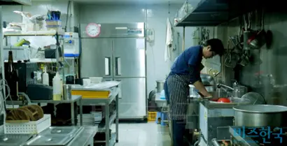 육수 내기를 준비하는 신상목 기리야마 대표. 사진=이세윤 디자이너