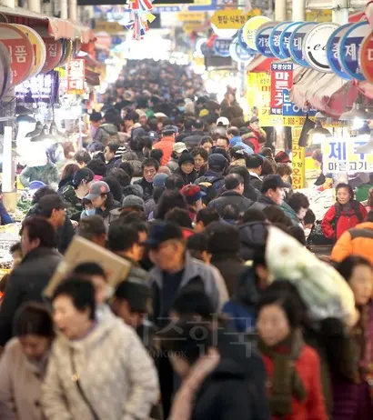 설 명절 음식을 마련하기 위해 전통시장으로 모인 사람들. 사진=연합뉴스