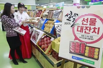 설 선물세트를 판매하고 있는 아르바이트생. 사진=연합뉴스