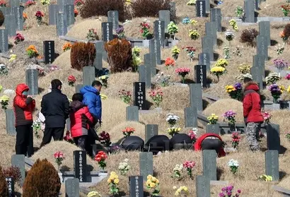 설 명절을 앞두고 추모공원을 찾은 성묘객들의 모습. 일부 추모공원은 명절을 앞두고 안내요원 아르바이트를 모집한다. 사진=연합뉴스