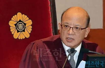 지난 23일 오전 서울 종로구 헌법재판소 대심판정에서 박근혜 대통령 탄핵심판 8차 공개 변론이 열린 가운데 박한철 헌법재판소장이 변론을 주재하고 있다. 사진=사진공동취재단