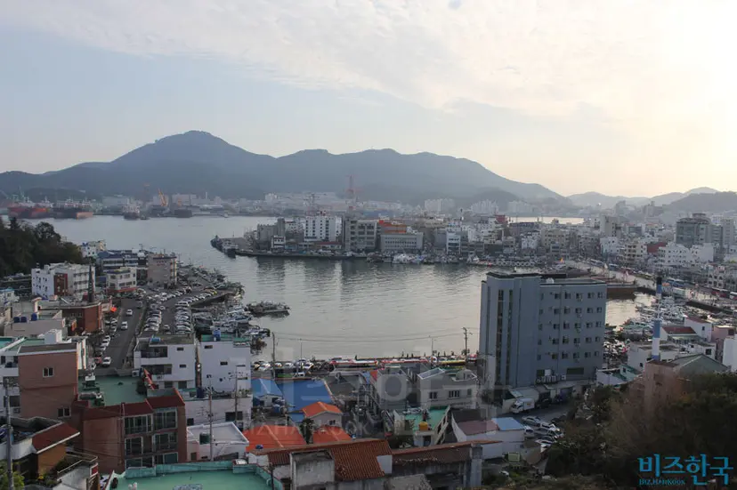 뭔가에 베어 먹힌 듯 내륙 깊숙이 파고 들어와 앉은 통영 항구. 덕분에 육지는 더 가깝고 파도는 잔잔하다.