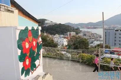 바다가 내려다보이는 뷰 포인트로 사랑받아온 동피랑은 벽화가 조성된 뒤 젊은이들이 즐겨 찾는 여행지가 되었다.