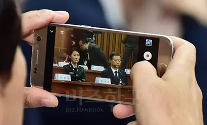 ‘잡았다!’ 안민석 더불어민주당 의원이 지난해 12월 22일 국회 국조특위 제5차 청문회에 증인으로 출석한 우병우 전 청와대 민정수석과 조여옥 전 청와대 의무실 간호장교를 스마트폰으로 촬영하고 있다. 사진=사진공동취재단
