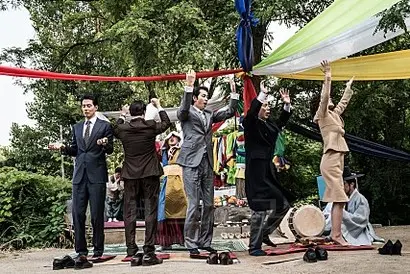 더 킹에서 정치검찰들이 자신들이 원하는 후보가 대통령에 당선되게 해 달라고 굿판을 벌이고 있다. 사진=‘더 킹’​ 스틸