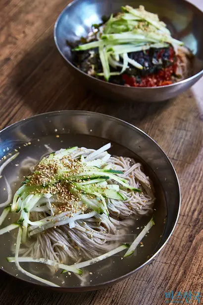 물국수와 비빔국수. 주문이 들어오면 그제서야 반죽을 한다. 메밀 함량이 워낙 높아서 미리 반죽을 쳐두면 다 녹아내리기 때문이다.