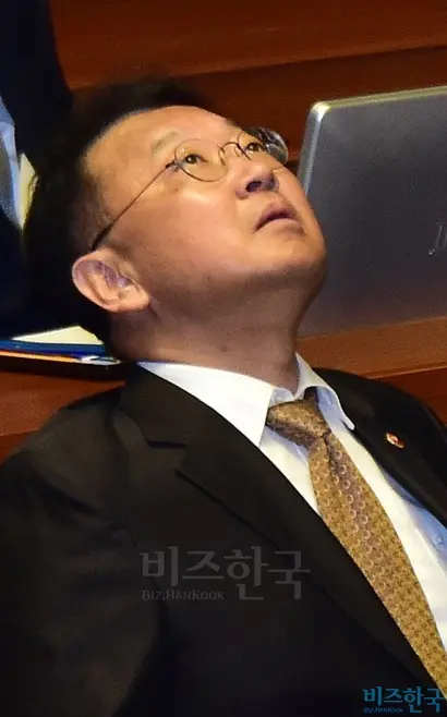 ‘하늘을 본들….’ 지난해 11월 국회 긴급현안질문에 참석한 유일호 경제부총리 겸 기획재정부 장관. 사진=박은숙 기자