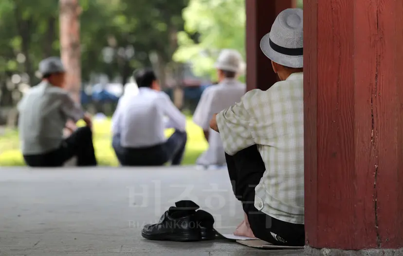 한국경제가 일본을 따라간다고 주장하는 사람들은 일본의 고령화로 인한 부동산시장 붕괴를 언급한다. 과연 그럴까. 사진은 탑골공원에 모인 노인들의 모습으로 기사의 특정 내용과 관련 없다. 사진=연합뉴스