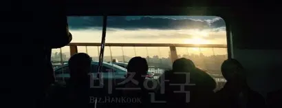 아르바이트 출근길 3호선 안 사람들. 사람들이 피곤한듯 눈을 감고 있다. 사진=이상은 제공
