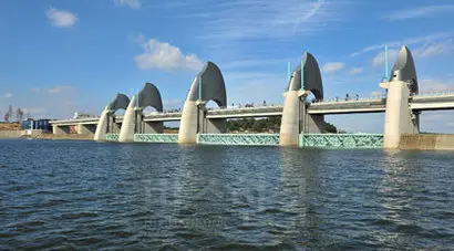 국토부가 올해부터는 녹조와 수질 악화를 막기 위해 4대강 보 방류를 확대하기로 했다. 늦었지만 다행이다. 사진은 영산강 승촌보.