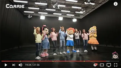 1대와 캐리와 2대 캐리 그리고 새롭게 투입된 많은 캐릭터가 한자리에 모여 인사를 하고 있다. 사진=캐리와 장난감 친구들 유튜브 방송