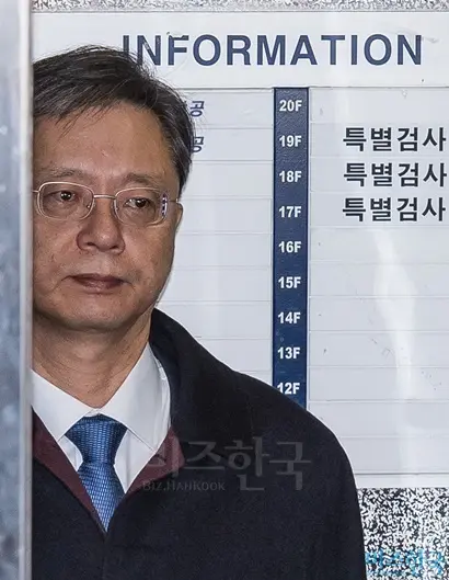 직권남용 등의 혐의를 받고 있는 우병우 전 청와대 민정수석이 18일 오전 서울 강남구 대치동 박영수 특별검사팀 사무실에 피의자 신분으로 소환조사를 받기 위해 출두하고 있다. 사진=최준필 기자