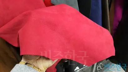 베지터블 가죽(위)은 가죽 느낌이 남아 있으나, 발색에 한계가 있다. 크롬 가죽(아래)은 대량생산이 가능하고 발색이 좋다. 사진=우종국 기자