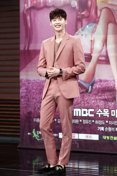배우 이종석의 화사한 핑크 패션. 사진=연합뉴스