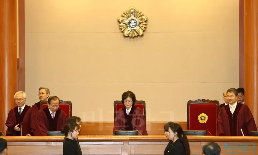 22일 오전 헌법재판소에서 열린 박근혜 대통령 탄핵심판 16차 변론에서 이정미 소장대행과 재판관들이 입장하고 있다. 이날 대통령 대리인단 측의 흔들기 전략을 헌재는 미리 알고 있었던 것으로 확인됐다. 사진=사진공동취재단
