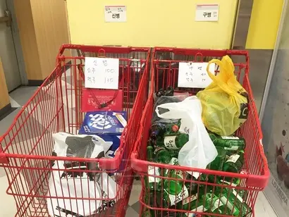 한 대형마트의 빈용기 무인회수기 근처에 놓여있는 카트. 현장 관계자들은 ‘기계가 병을 인식하지 못하거나 고장나는 경우가 많다’고 전했다 사진=박혜리 기자