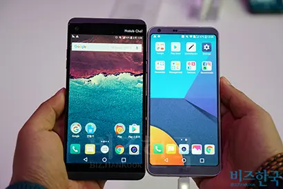 LG V20와 비교한 모습. 화면 크기는 비슷하지만 제품 크기는 훨씬 작다. 사진=최호섭