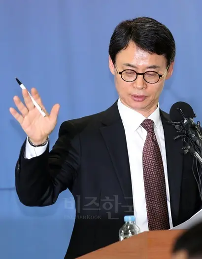“질문 그만 받겠습니다.” 이규철 특검보가 특검 수사종료일인 지난 28일 오후 서울 강남구 대치동 특검 사무실에서 마지막 언론 브리핑을 끝내며 기자들의 질문을 그만 받겠다고 말하고 있다. 사진=연합뉴스