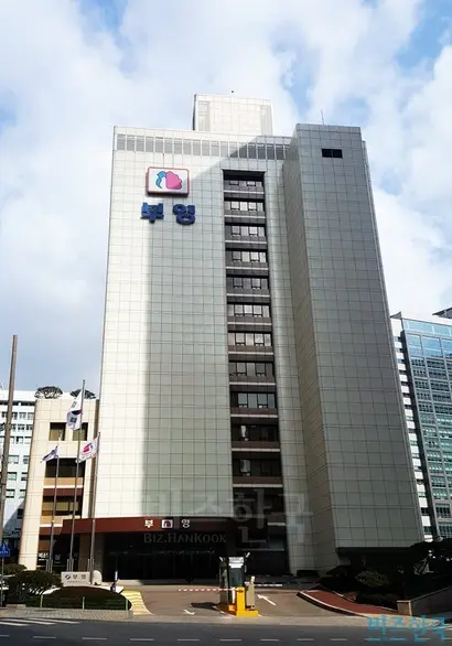 부영그룹 사옥은 인왕산의 주 기운을 받는 명당 터에 위치해 있다.