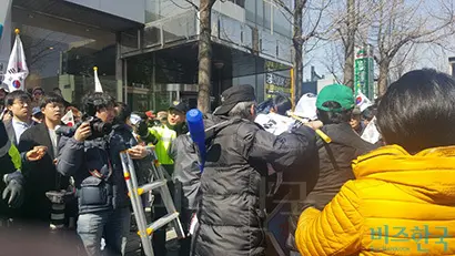 태극기 집회 참가자의 성난 분노는 즉각 주변의 기자들에게 향했다. 기자들과 참가자들 사이에서 고성과 욕설이 오가고 일부는 부상을 당했다. 사진=봉성창 기자
