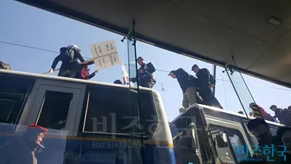 지하철 입구 진입이 막히자 일부 집회 참가자들은 경찰 차벽을 올라가 건너가기도 했다. 사진=봉성창 기자