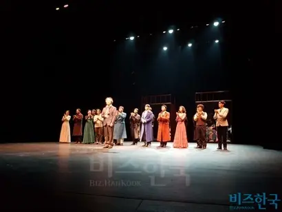 쉬는 시간을 포함해 연극은 8시간 30분 만에 끝이 났다.